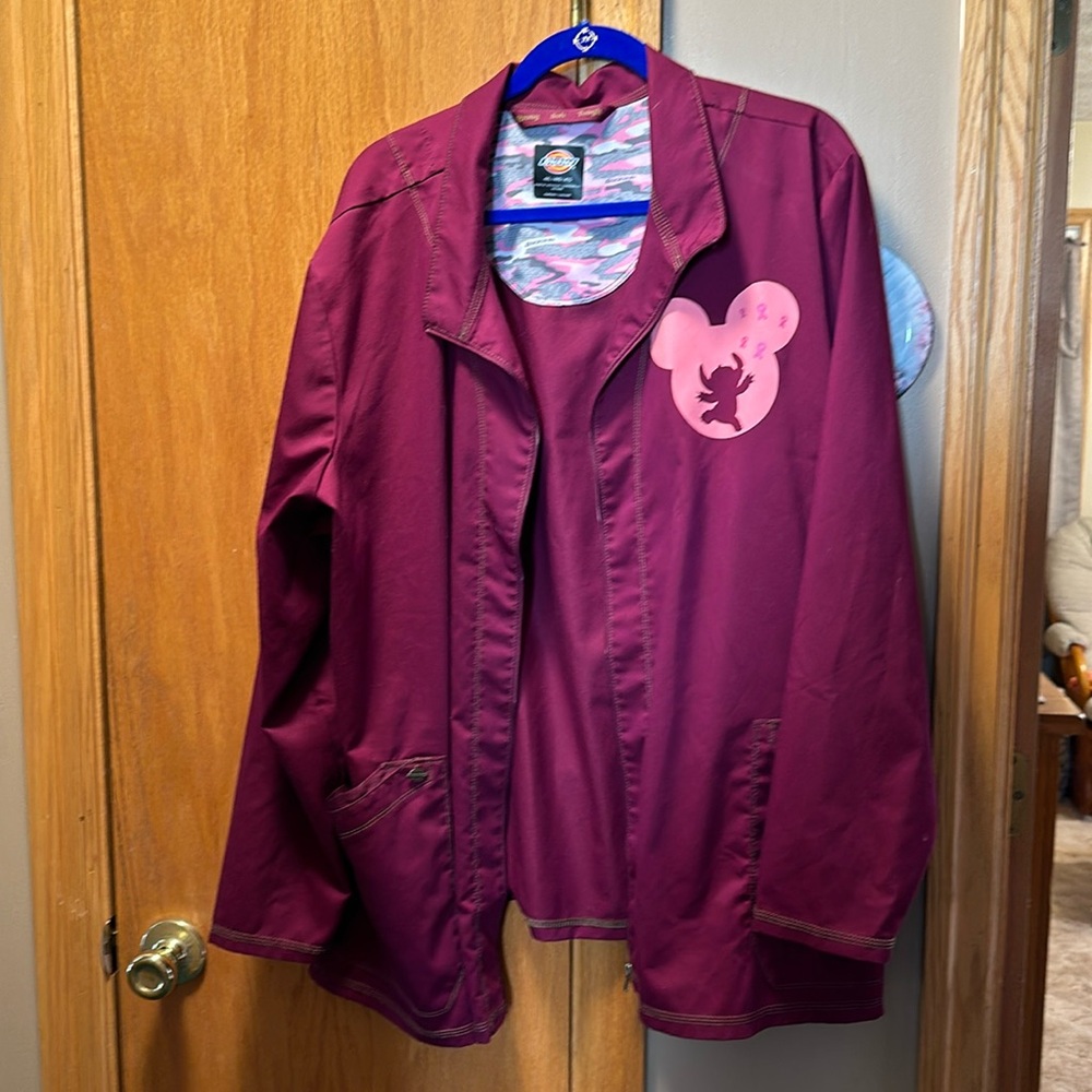 Women’s Dickies Maroon Scrub Jackets. Size 4X. Zips up